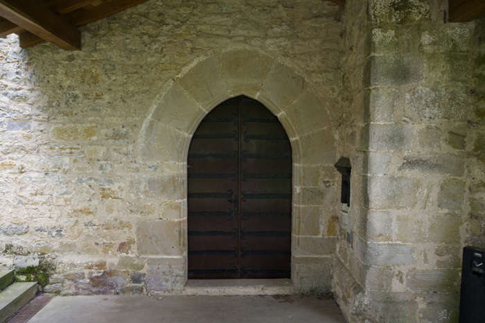 Puerta de acceso a la iglesia en el muro norte del monasteruio de Barría